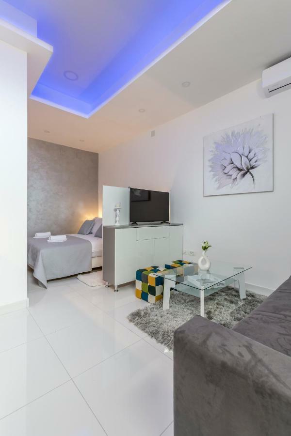 Studio Apartments Twins สปลิท ภายนอก รูปภาพ